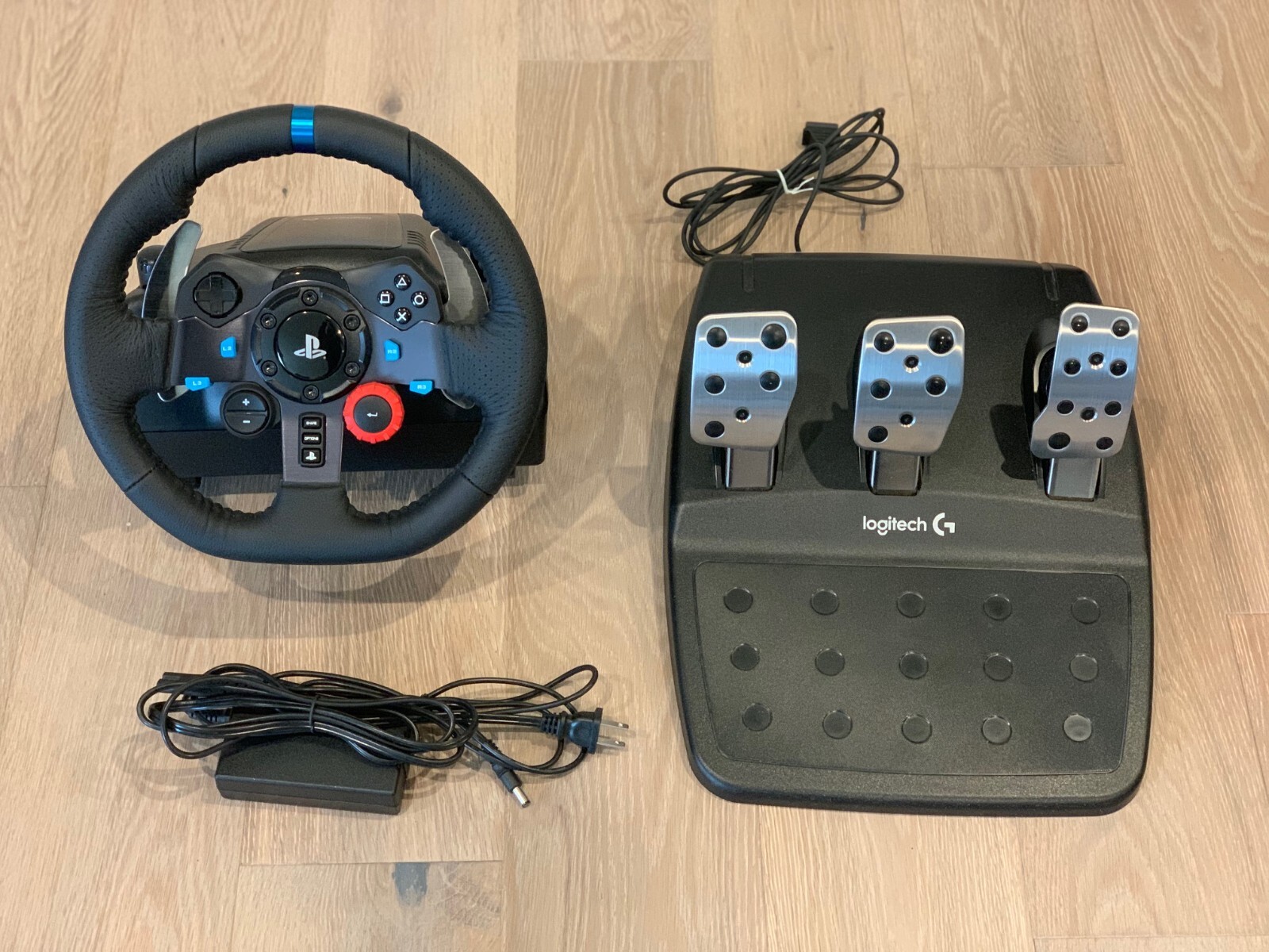 Logitech G29 Driving Force Racing Wheel & Pedals
